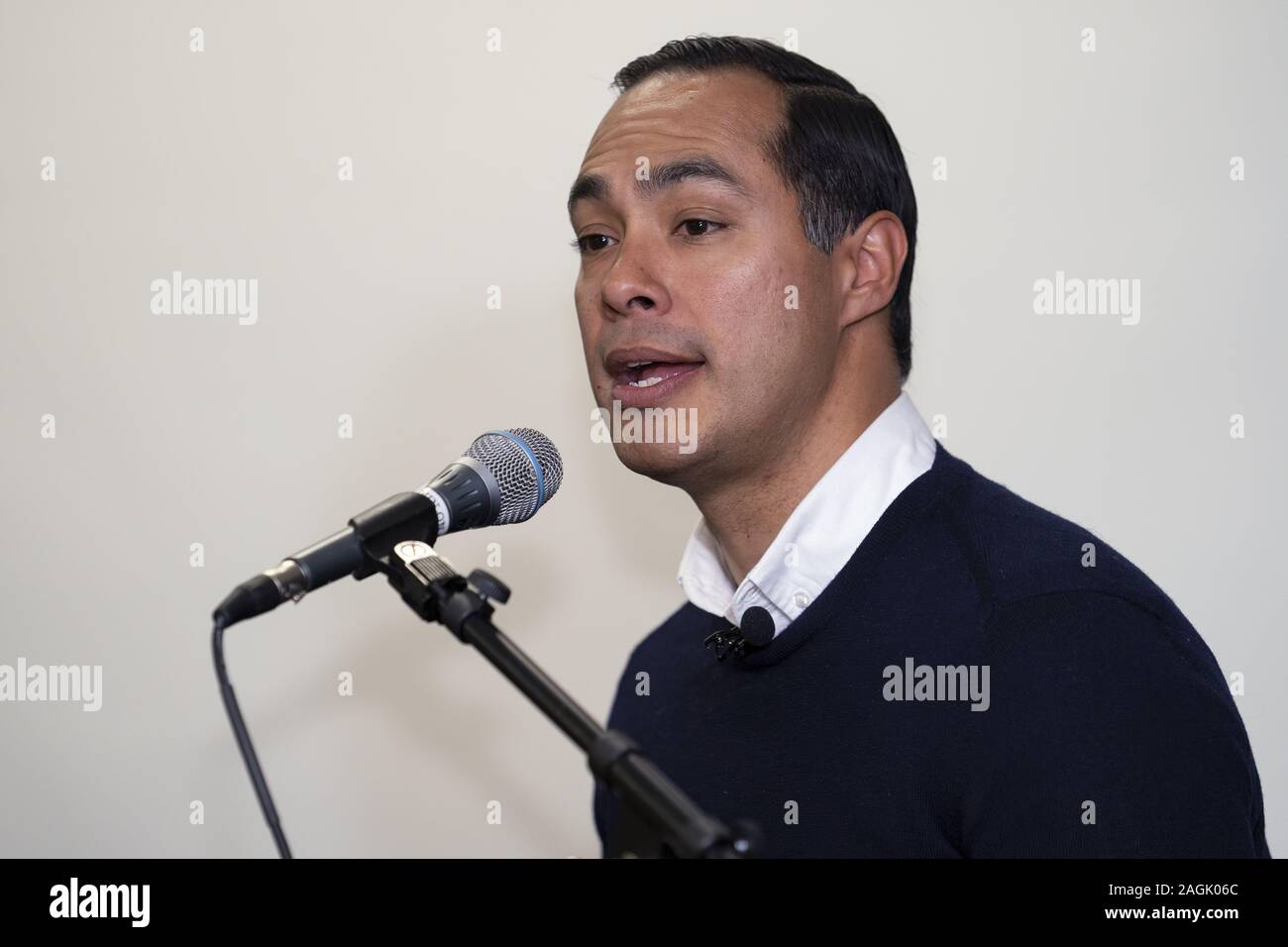 Pasadena, USA. 15 Mär, 2019. Demokratische Präsidentschaftskandidat, Julian Castro, spricht im Rathaus auf die Arbeiter Solidarität und Gerechtigkeit Migranten in Pasadena, Kalifornien. Castro Met mit seiner Mitglieder der Gemeinschaft an der Job Center vor der Demokratischen Partei Debatte an der Loyola Marymount University gehalten zu werden. Credit: Ronen Tivony/SOPA Images/ZUMA Draht/Alamy leben Nachrichten Stockfoto