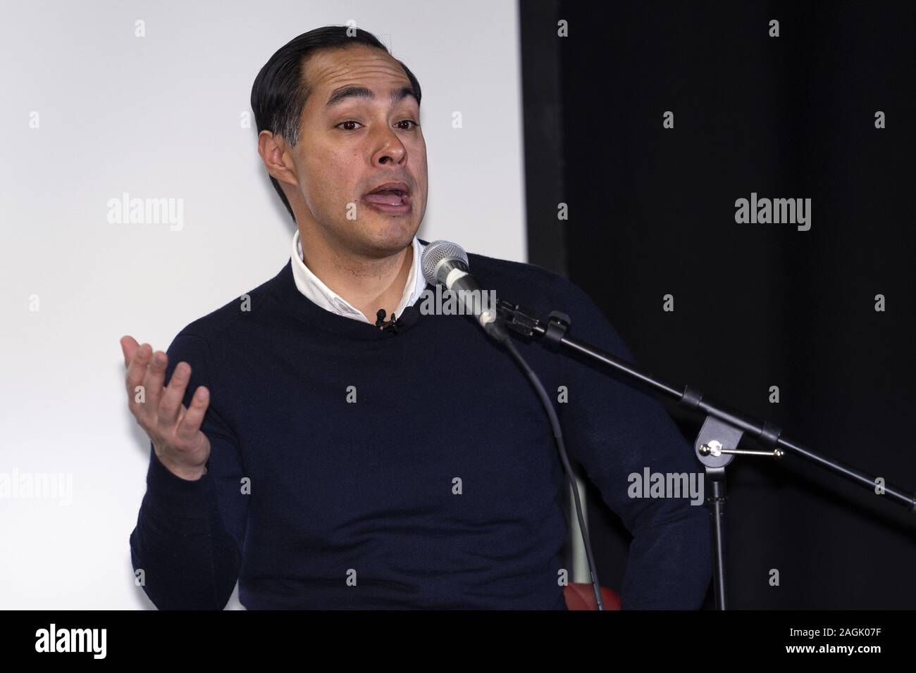 Pasadena, USA. 15 Mär, 2019. Demokratische Präsidentschaftskandidat, Julian Castro, spricht im Rathaus auf die Arbeiter Solidarität und Gerechtigkeit Migranten in Pasadena, Kalifornien. Castro Met mit seiner Mitglieder der Gemeinschaft an der Job Center vor der Demokratischen Partei Debatte an der Loyola Marymount University gehalten zu werden. Credit: Ronen Tivony/SOPA Images/ZUMA Draht/Alamy leben Nachrichten Stockfoto