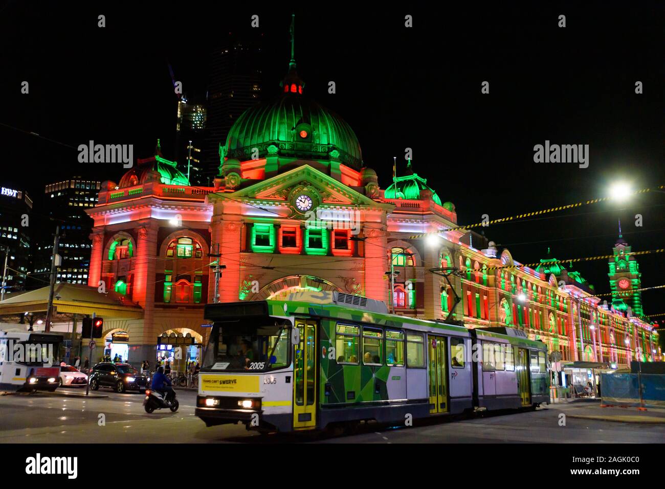 Der Flinders Street Bahnhof mit Weihnachten Licht Projektion in Melbourne, Australien Stockfoto