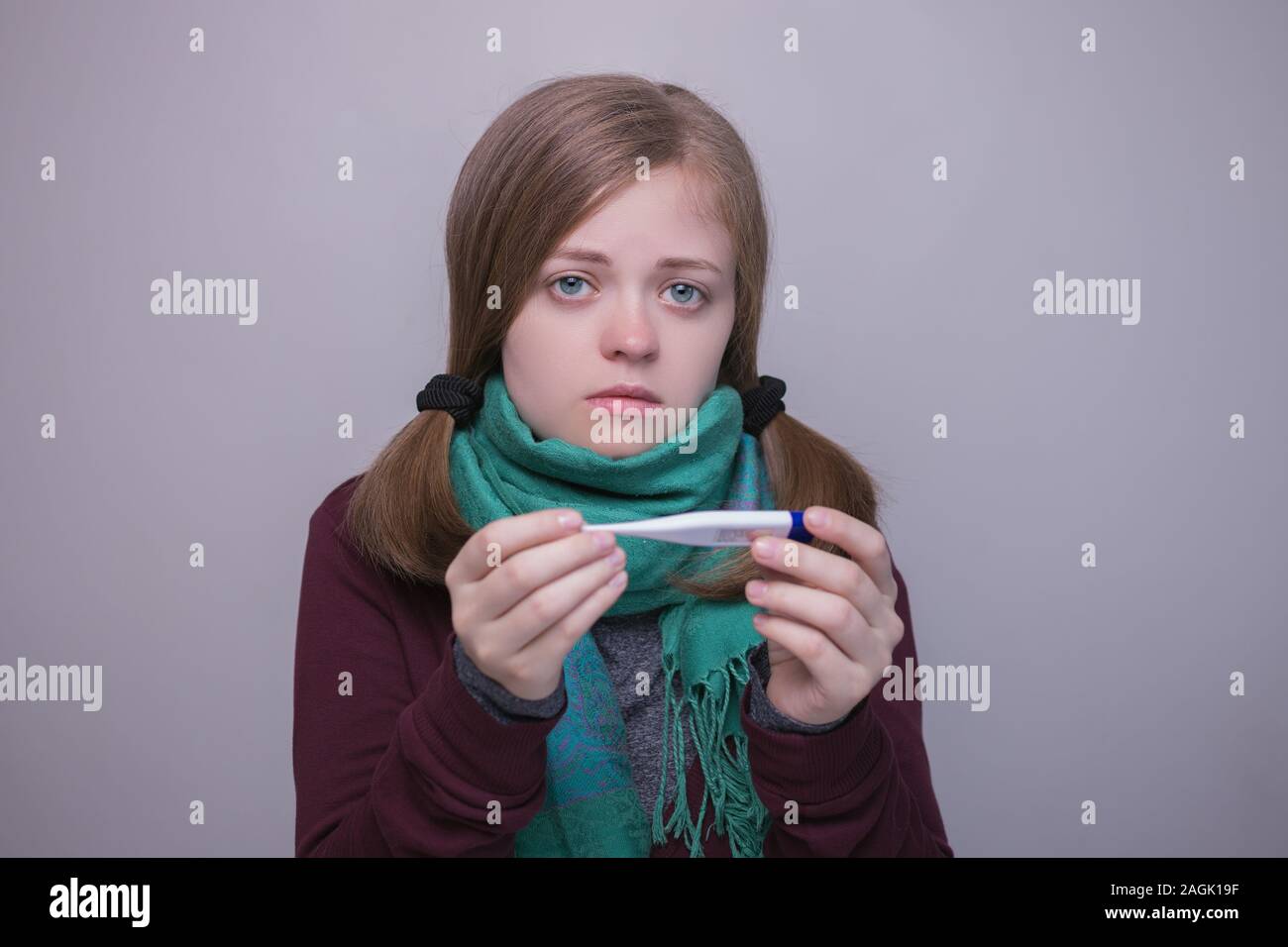 Junge kaukasische Mädchen Frau mit Thermometer sieht krank, Fieber, kalt Stockfoto