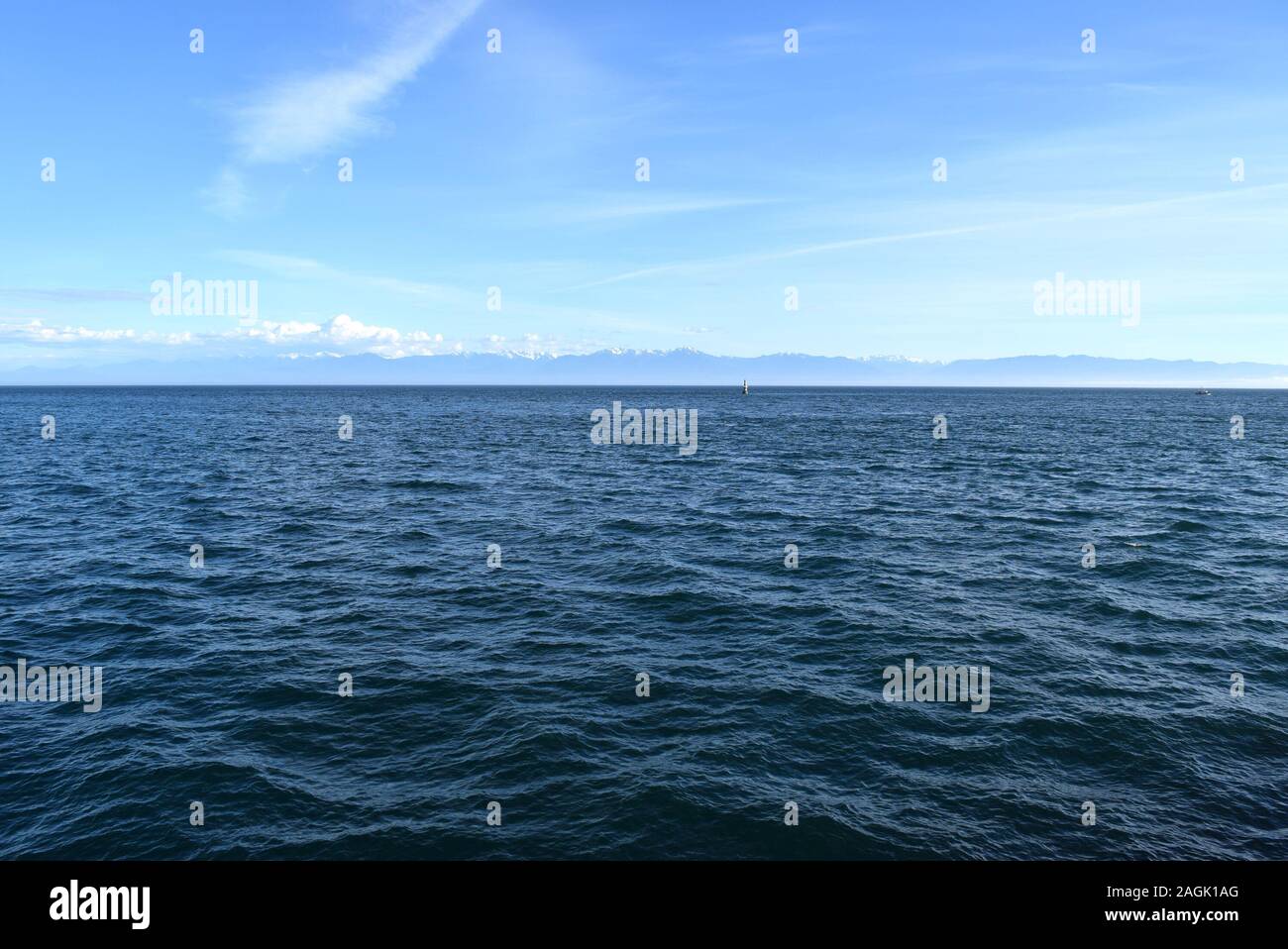 Die Olympischen Berge der Washington Halbinsel Aufstieg in die Distanz über den Salish Meer. Stockfoto