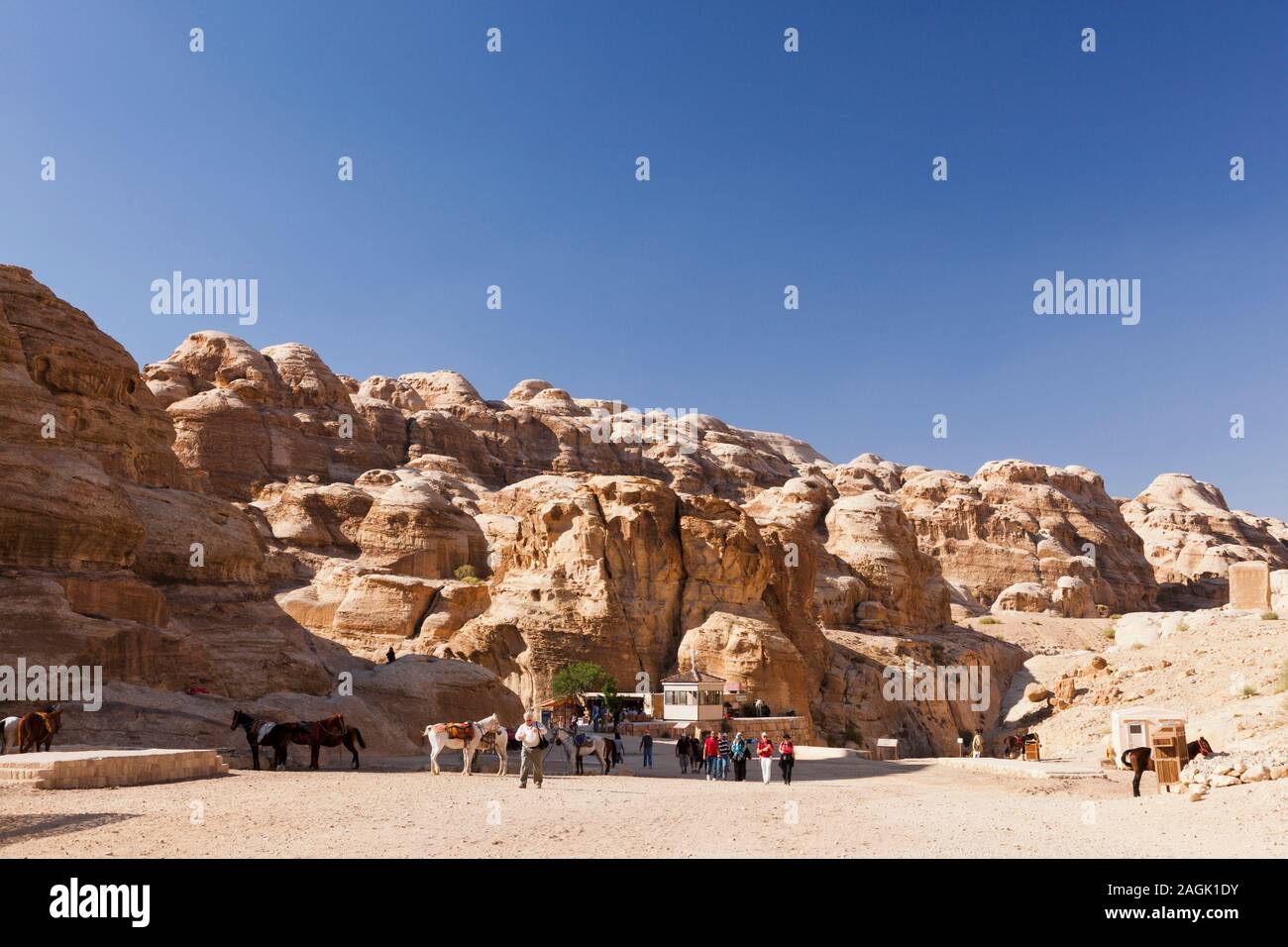 Petra, natürlichen Felsen bergen, Eingang der engen Schlucht Al Siq, Jordanien, Naher Osten, Asien Stockfoto