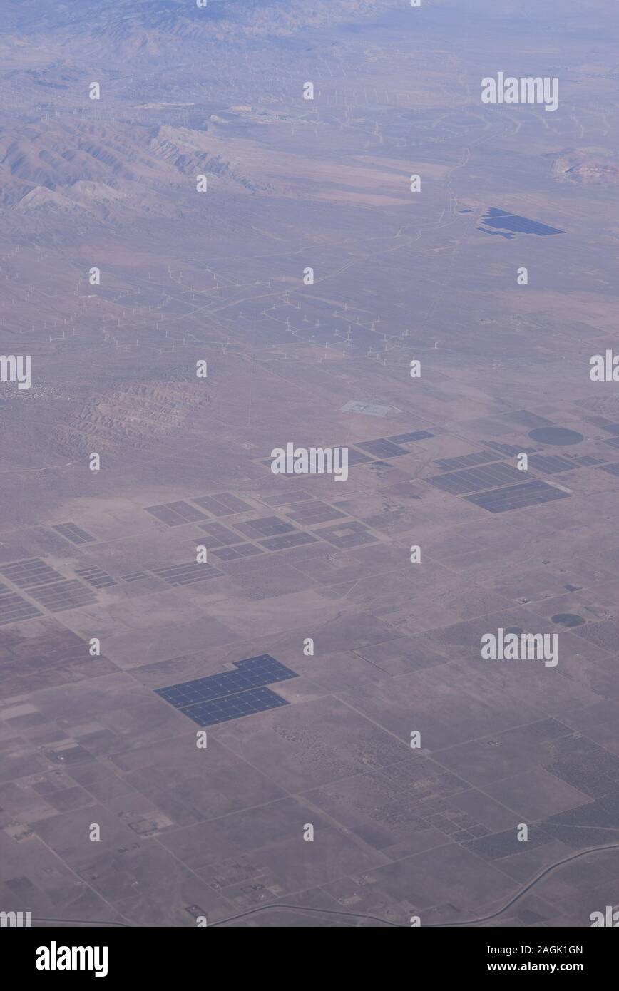 Blick auf die Wüste Farmen, die Linie der California-Arizona Grenze aus der Luft. Stockfoto