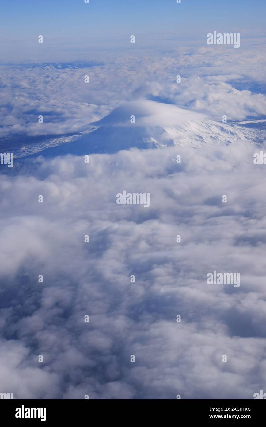 Lenticular Wolkenbildung über Mt. Rainier. Stockfoto