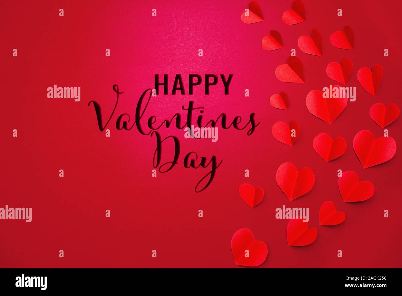 Valentine Karte mit roten Herzen auf rotem Hintergrund, abstrakt, Flach, Ansicht von oben Stockfoto