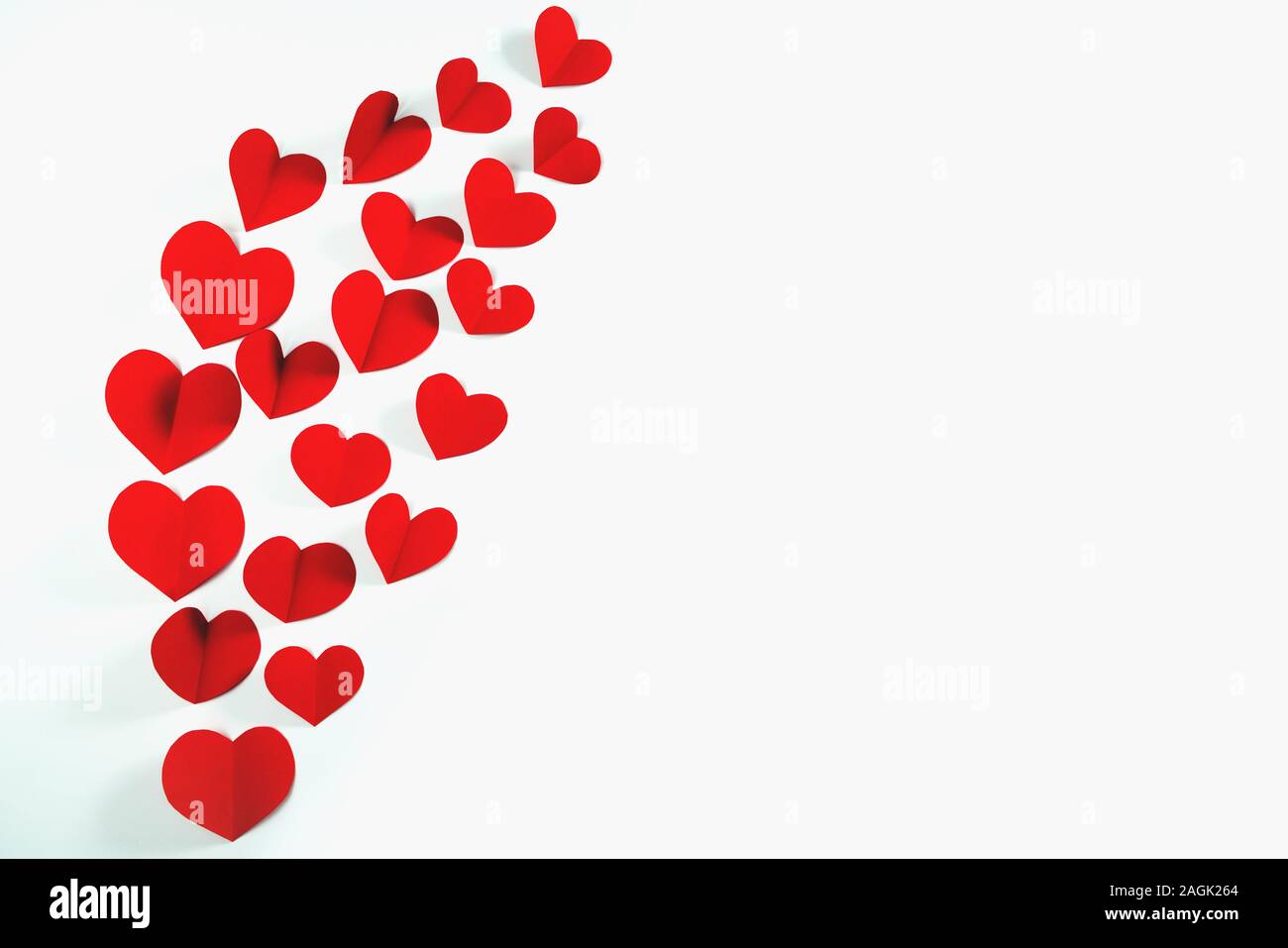 Valentine Karte mit roten Herzen auf weißem Hintergrund, abstrakt, Flach, Ansicht von oben Stockfoto