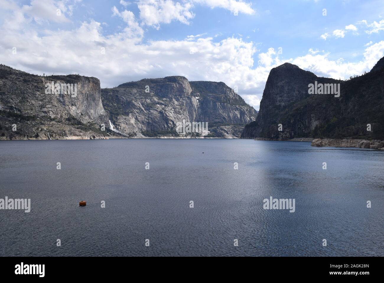 Ansicht der Hetch Hetchy Behälter. Hoch aufragende Granit Berge erinnern Reisenden des Yosemite Valley, die früher stark ähneln. Stockfoto