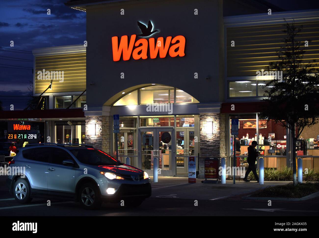 Orlando, USA. 19 Dez, 2019. Ein Wawa Supermarkt und Tankstelle gesehen an dem Tag, CEO des Unternehmens bekannt gegeben, dass die Firma untersucht eine massive Verletzung der Datensicherheit, die potentiell alle 700 ihrer Standorte betroffen hat. Malware auf Wawa Payment Processing Server am Dezember 10, 2019 entdeckte betroffen Kredit und Debit card Informationen aus, 4. März 2019 bis die Verletzung am 12. Dezember 2019 enthalten war. Credit: SOPA Images Limited/Alamy leben Nachrichten Stockfoto