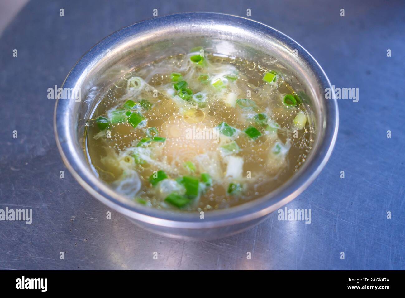 Schüssel Pho Suppe Suppe serviert mit Huhn ei Stockfoto