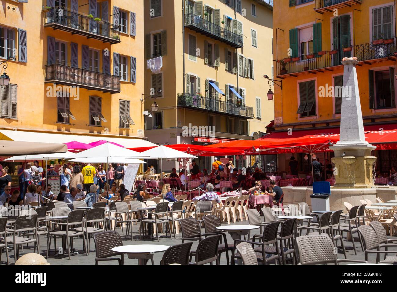 Place Rossetti in Nizza Frankreich mit seinen Cafés im Freien ist ein beliebtes Ziel für Touristen Stockfoto
