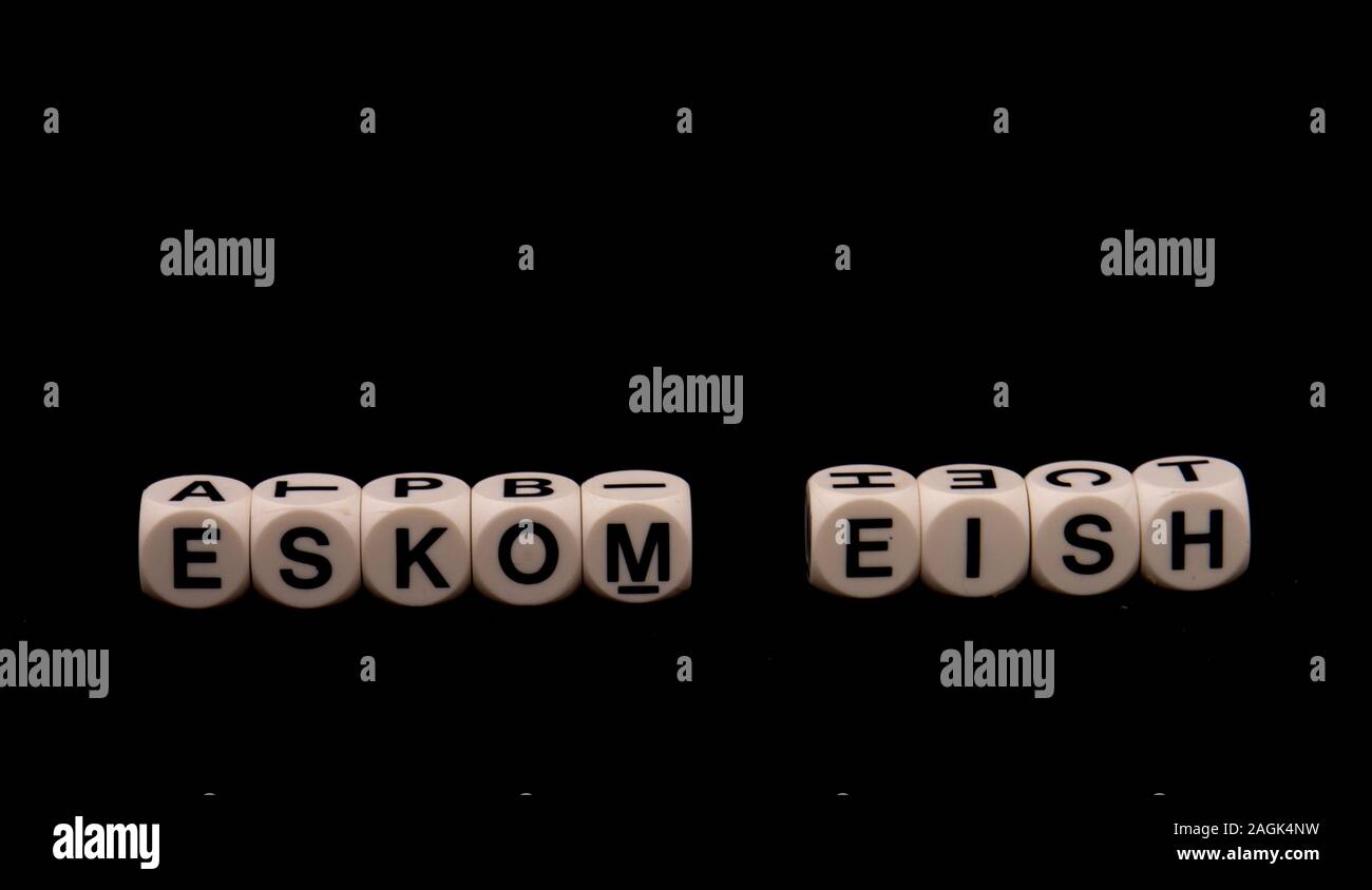 Der Begriff Eskom und das Wort eish Südafrikanischen slang für bestürzt auf schwarzem Hintergrund Bild im Querformat mit Kopie Raum isoliert Stockfoto