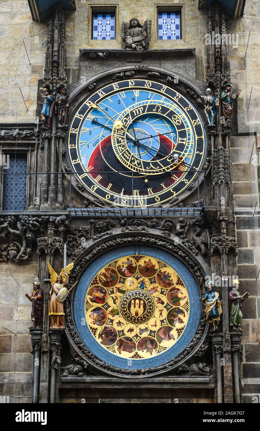 Die Astronomische Uhr in Prag (oder Orloj). Die Uhr wurde zum ersten Mal im  Jahr 1410 installiert und ist damit der dritte - älteste astronomische Uhr  der Welt Stockfotografie - Alamy