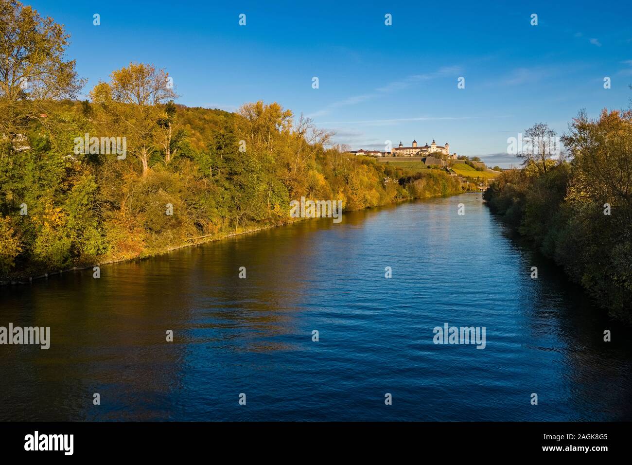 Das Schloss Festung Marienberg auf einem Hügel über der Stadt befindet, ist der Main fließt, es Stockfoto