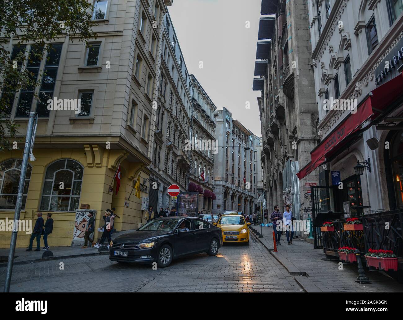 Istanbul, Türkei - 28.September 2018. Alte Straße in Istanbul, Türkei. Istanbul Wirtschaft ist einer der am schnellsten wachsenden unter den OECD-metro-Regionen. Stockfoto