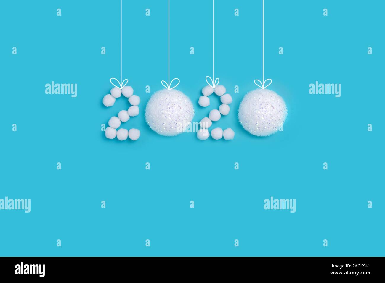Feiert das Neue Jahr 2020. Zahlen aus weißen Schnee Kugeln auf einem blauen Hintergrund. Kreatives Konzept des Minimalismus, flach Stockfoto