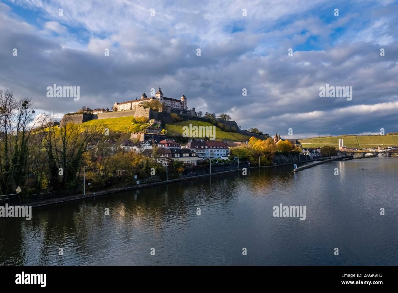 Das Schloss Festung Marienberg liegt auf einem Hügel oberhalb der Stadt, über den Main gesehen entfernt Stockfoto