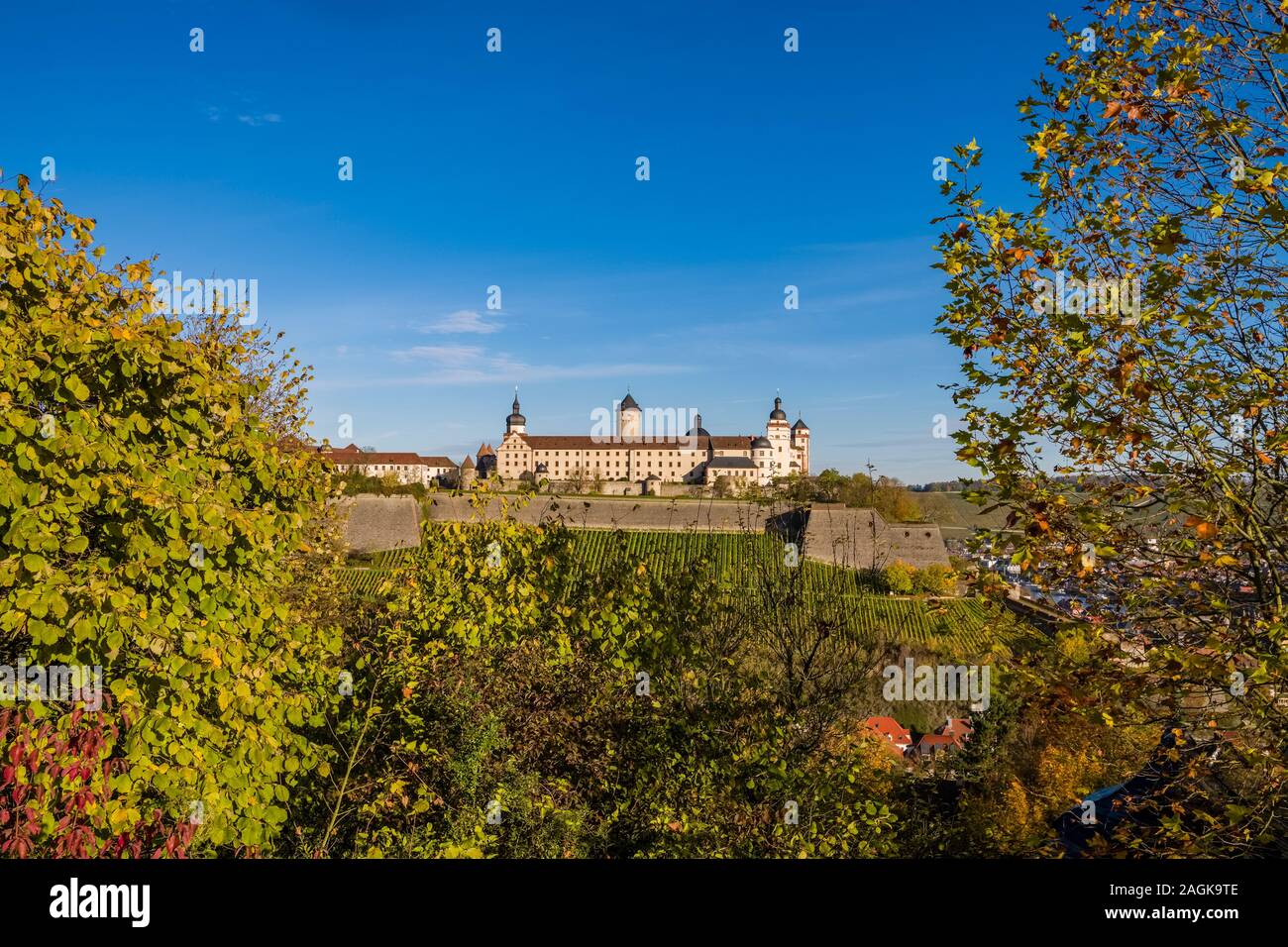 Das Schloss Festung Marienberg liegt auf einem Hügel oberhalb der Stadt, von der Wallfahrtskirche Käppele gesehen entfernt Stockfoto