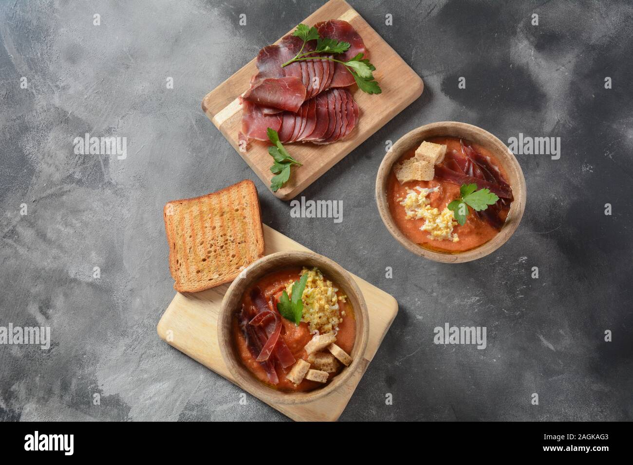 Traditionelle spanische andalusische Tomatensuppe Salmorejo serviert ...