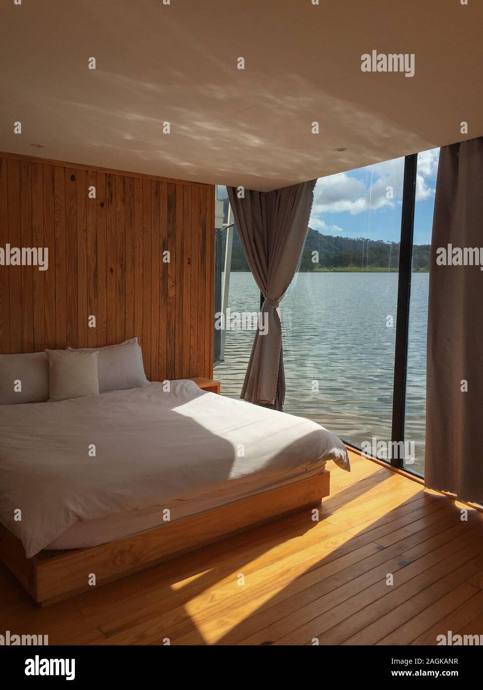 Schlafzimmer Luxus Lakeview Resort auf Dalat Highland, Lam Dong, Vietnam. Stockfoto