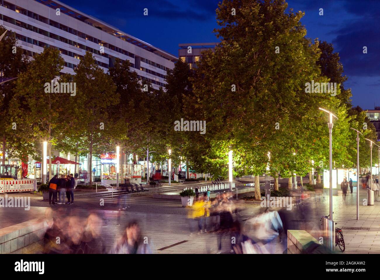 Fußgängerzone Prager Straße am Abend in der Dresdner Innenstadt Stockfoto