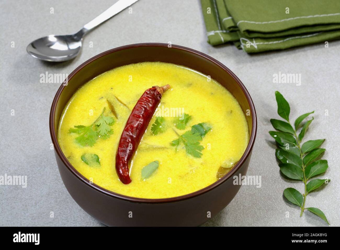 Kadhi ist ein Joghurt-basiertes indisches würziges Gericht mit Roti oder Reis gegessen Stockfoto