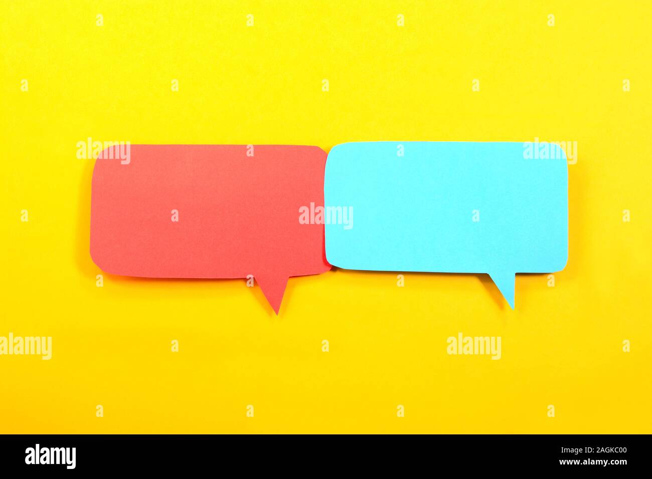Mehrfarbige Sprechblasen auf gelbem Hintergrund Stockfoto