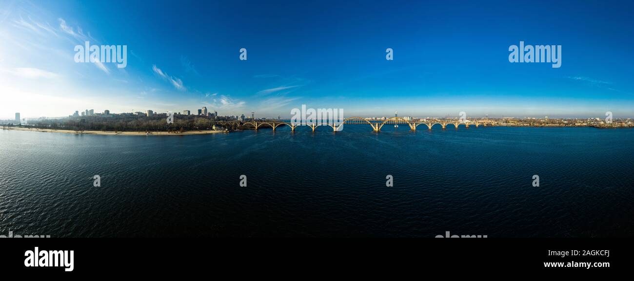 Schöne Landschaft der Ukrainische Dnipro Stadt mit alten arch Eisenbahn Merefo-Kherson Brücke über den Fluss Dnepr in Dnipropetrowsk, Ukraine. Stockfoto
