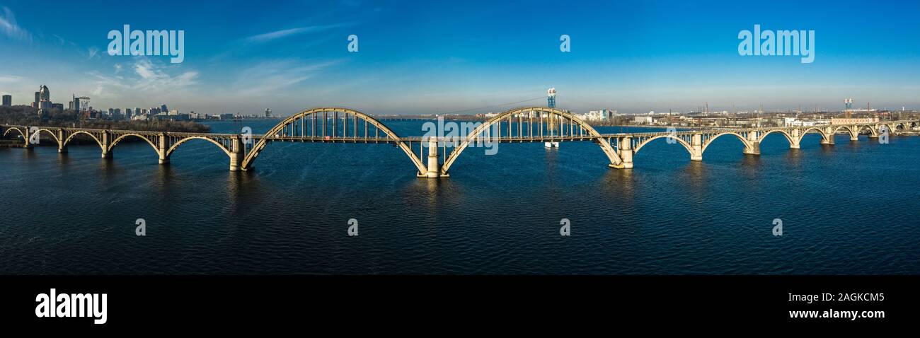 Antenne Panoramaaussicht auf alten arch Eisenbahn Merefo-Kherson Brücke über den Fluss Dnepr in Dnipropetrowsk, Ukraine Stockfoto