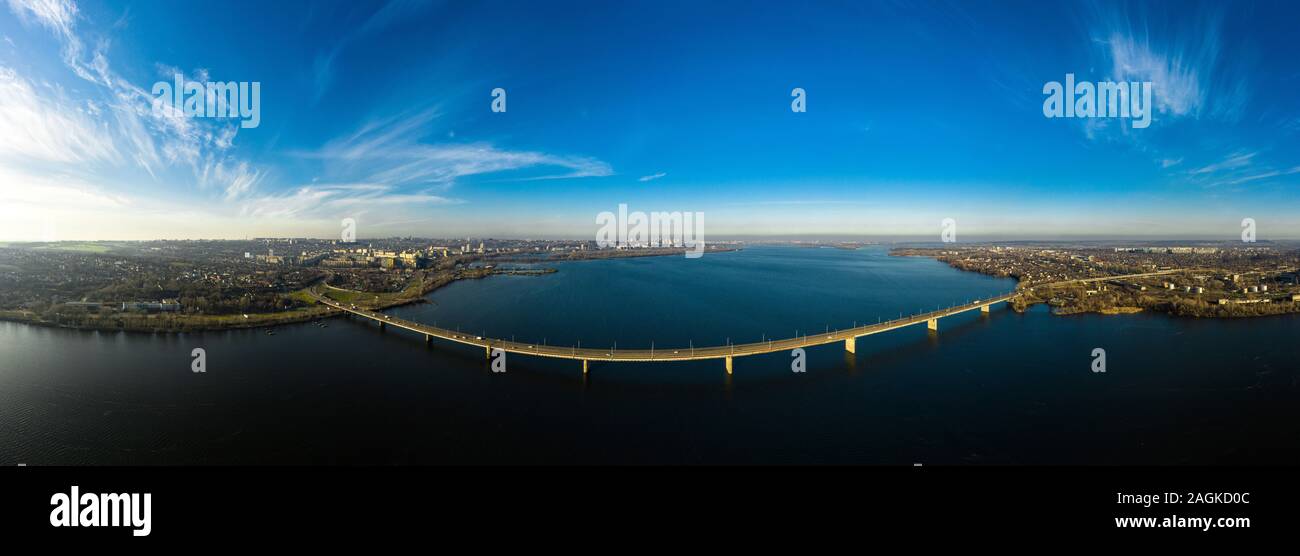 Antenne Panoramaaussicht auf der südlichen Brücke über den Fluss Dnepr in Dnipropetrowsk Stadt. Stockfoto