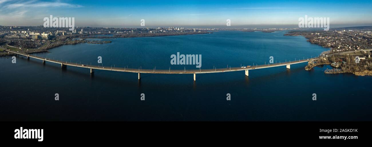 Antenne Panoramaaussicht auf der südlichen Brücke über den Fluss Dnepr in Dnipro Stadt. Stockfoto