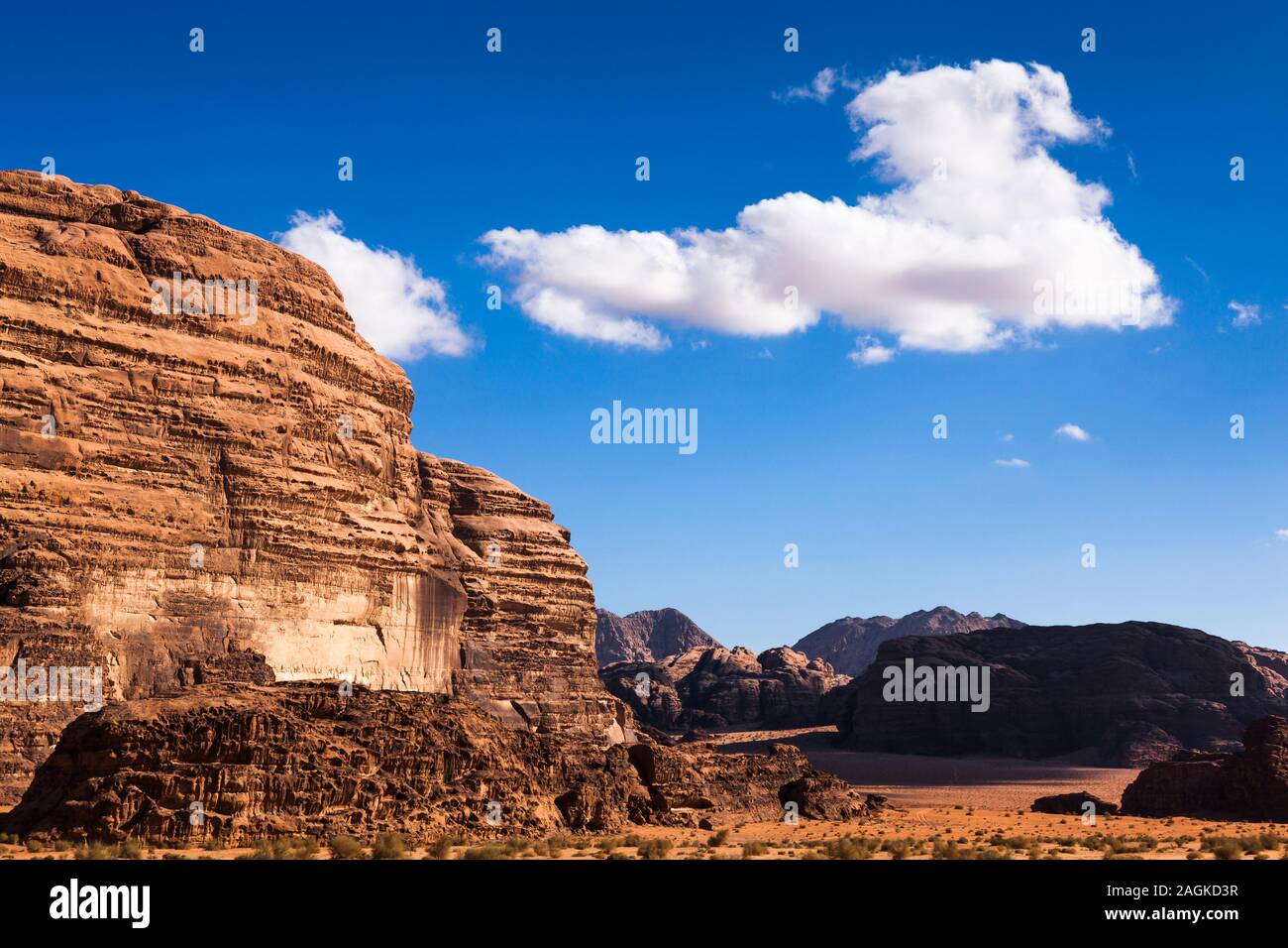 Wadi Rum, Landschaften mit sandiger Wüste und Blick auf erodierte felsige Berge, Jordanien, Mittlerer Osten, Asien Stockfoto