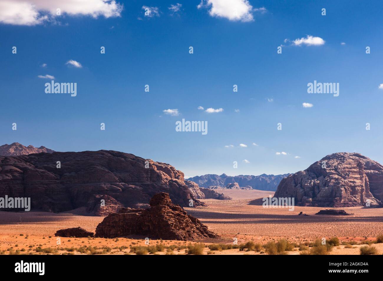 Wadi Rum, Landschaften mit sandiger Wüste und Blick auf erodierte felsige Berge, Jordanien, Mittlerer Osten, Asien Stockfoto