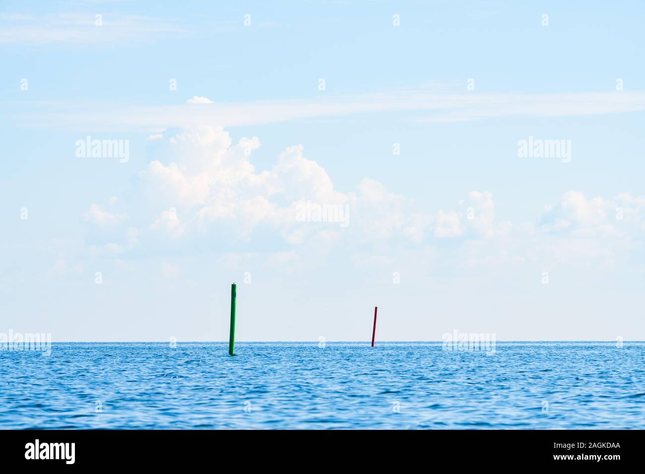 Blauer Himmel über dem Vänersee mit Horizont und Meeresmarkierung Stockfoto