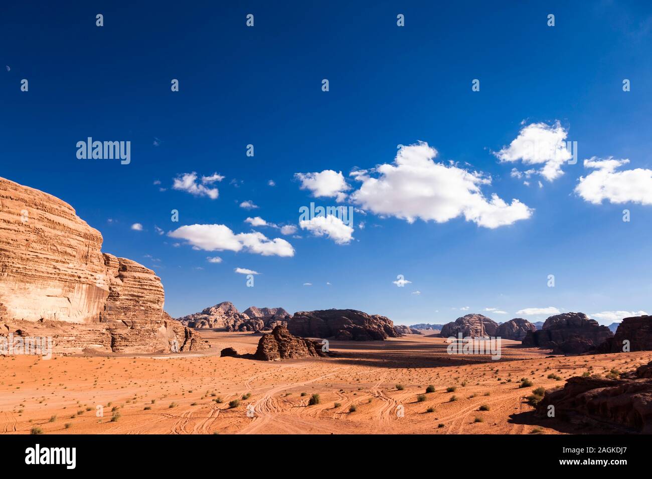 Wadi Rum, Landschaften mit sandiger Wüste und Blick auf erodierte felsige Berge, Jordanien, Mittlerer Osten, Asien Stockfoto