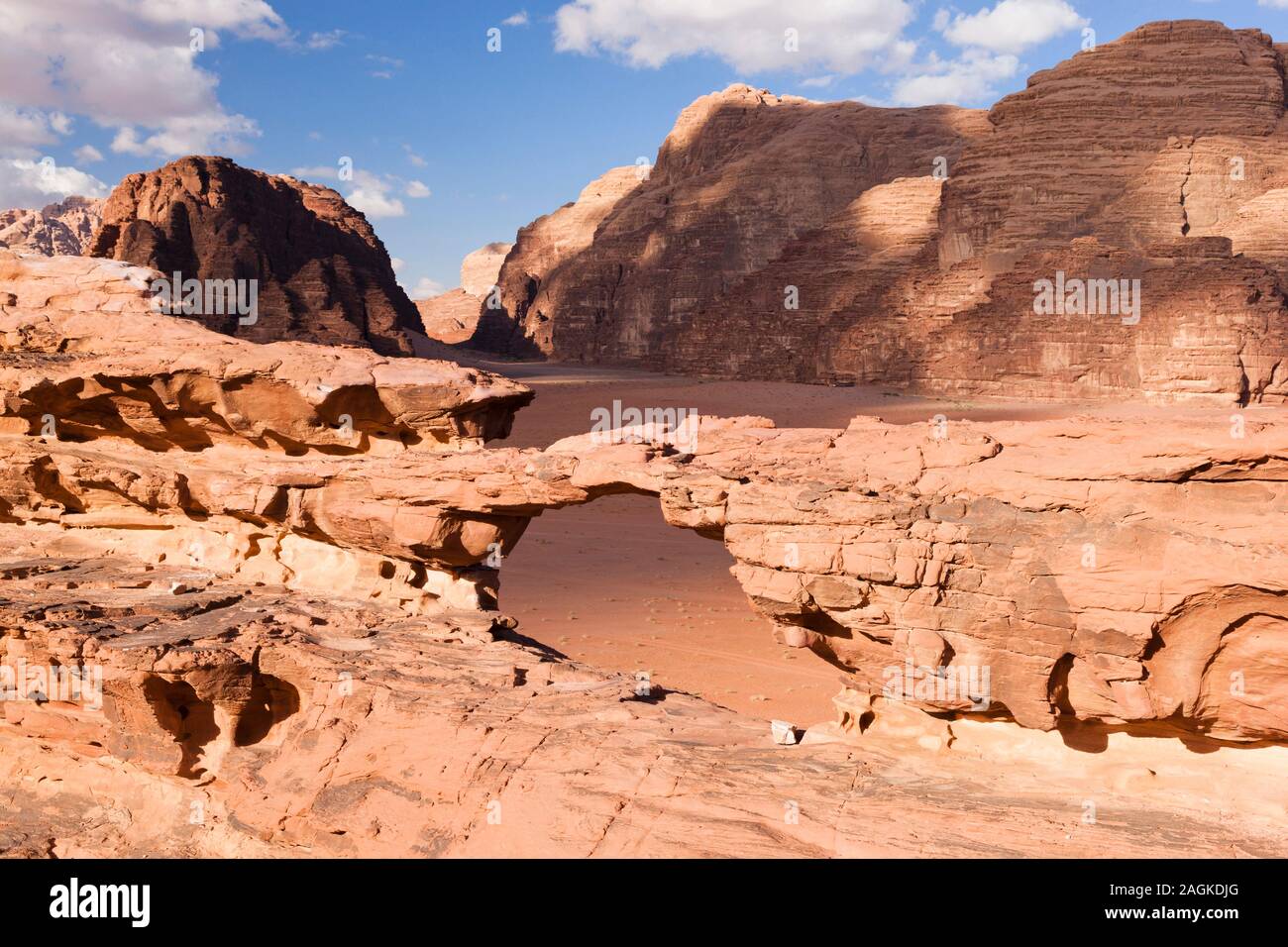 Wadi Rum, kleine Brücke, Natursteinbrücke durch Erosion, Steinformation, felsige Berge, Jordanien, Mittlerer Osten, Asien Stockfoto