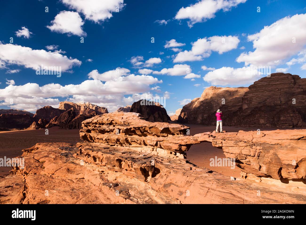 Wadi Rum, kleine Brücke, Natursteinbrücke durch Erosion, Steinformation, felsige Berge, Jordanien, Mittlerer Osten, Asien Stockfoto