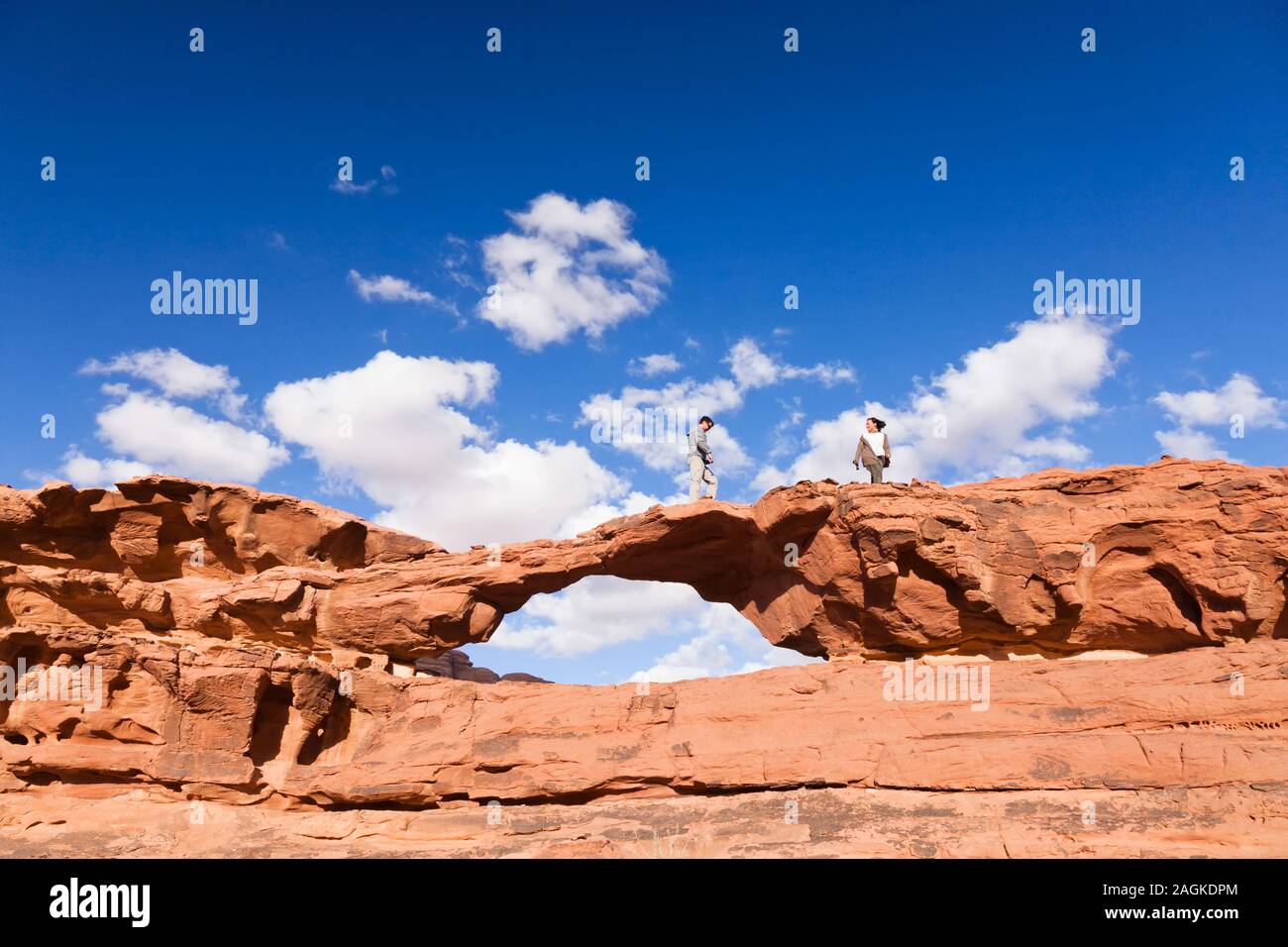 Wadi Rum, kleine Brücke, Natursteinbrücke durch Erosion, Steinformation, felsige Berge, Jordanien, Mittlerer Osten, Asien Stockfoto