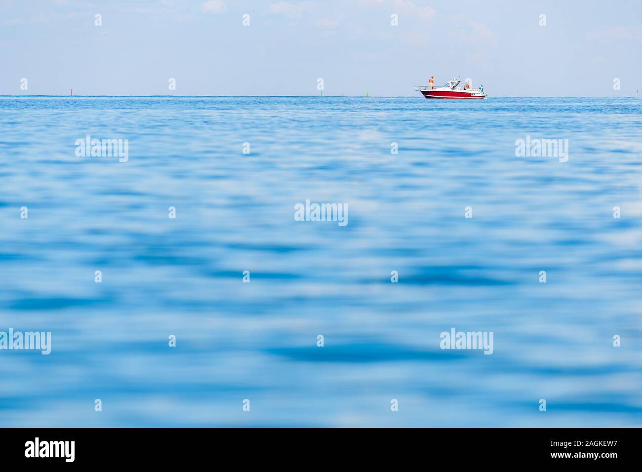Motorboot auf dem Vänern See an einem sonnigen schwedischen Sommertag Stockfoto