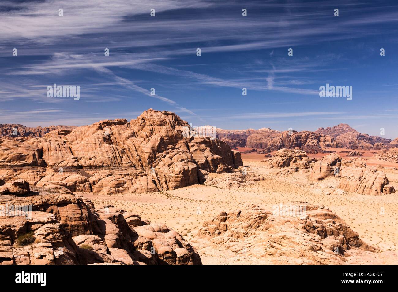 Wadi Rum, Landschaften mit sandiger Wüste und Blick auf erodierte felsige Berge, Jordanien, Mittlerer Osten, Asien Stockfoto
