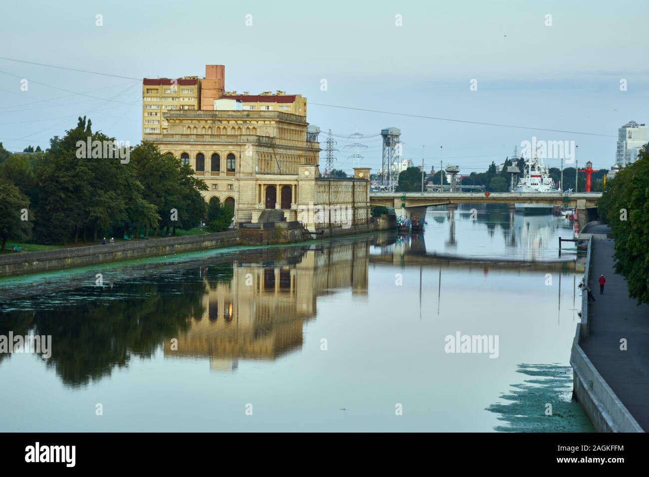 Neuen Börse, heute Khudozhestvennaya Galereya, Museum der Bildenden Künste, hinten das Museums der Weltmeere, Pregel, Pregolja, Kaliningrad, ehemaliges Stockfoto