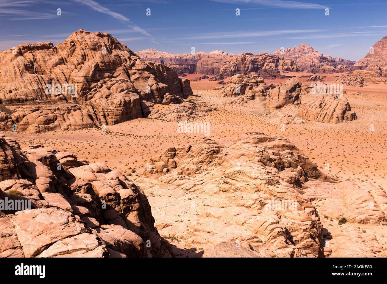 Wadi Rum, Landschaften mit sandiger Wüste und Blick auf erodierte felsige Berge, Jordanien, Mittlerer Osten, Asien Stockfoto