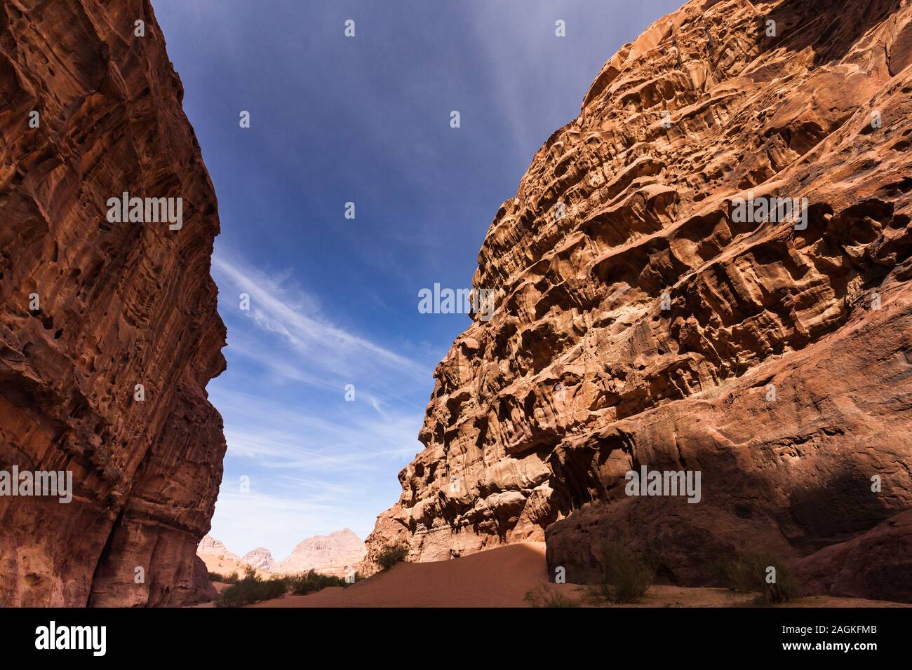 Wadi Rum, natürliche Erosion Schlucht in Wüste und Anzeigen von Erodierten felsigen Klippen, Jordanien, Naher Osten, Asien Stockfoto