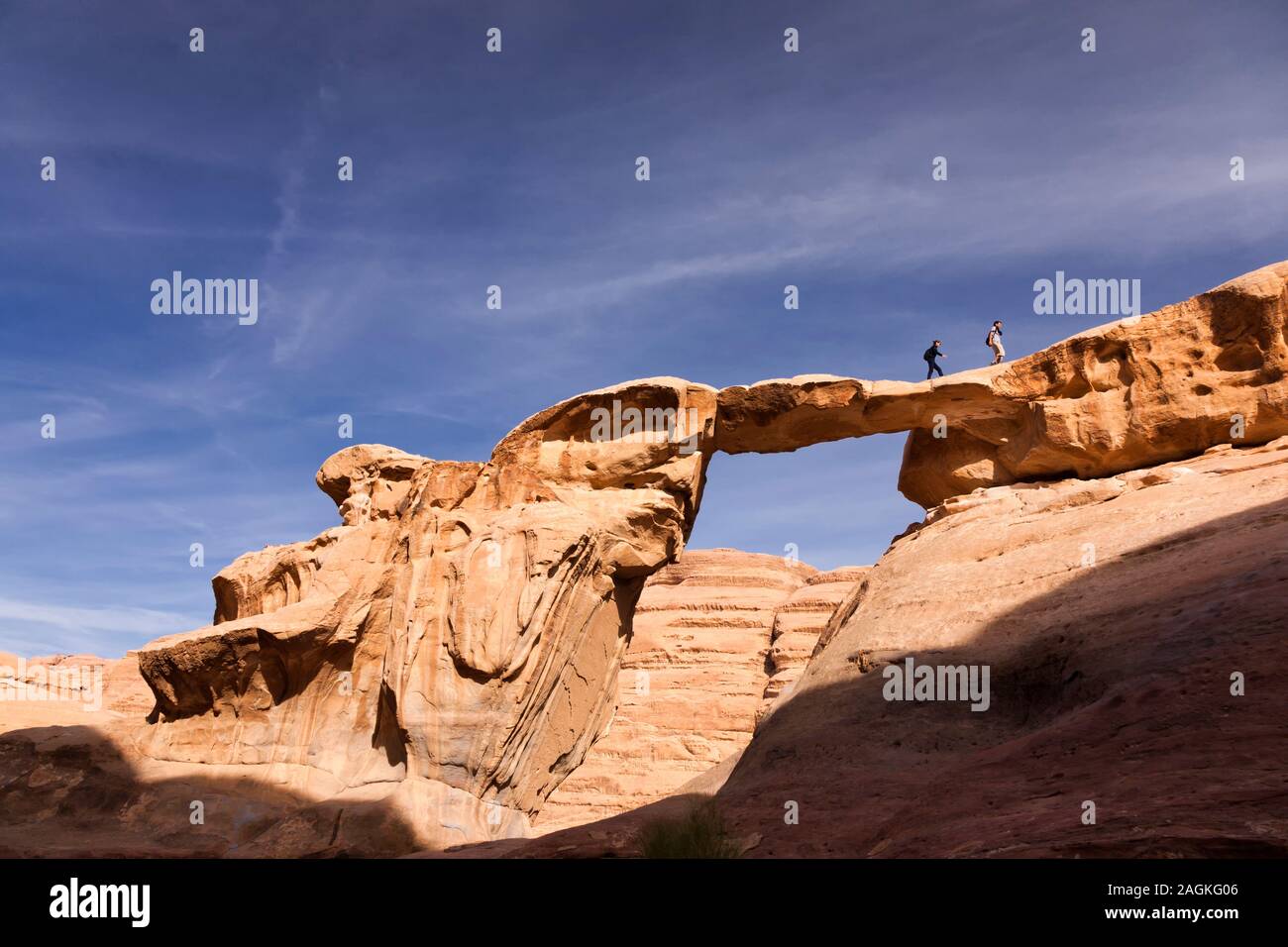 Wadi Rum, um Frouth Brücke, Natursteinbrücke durch Erosion, felsige Berge, Jordanien, Mittlerer Osten, Asien Stockfoto