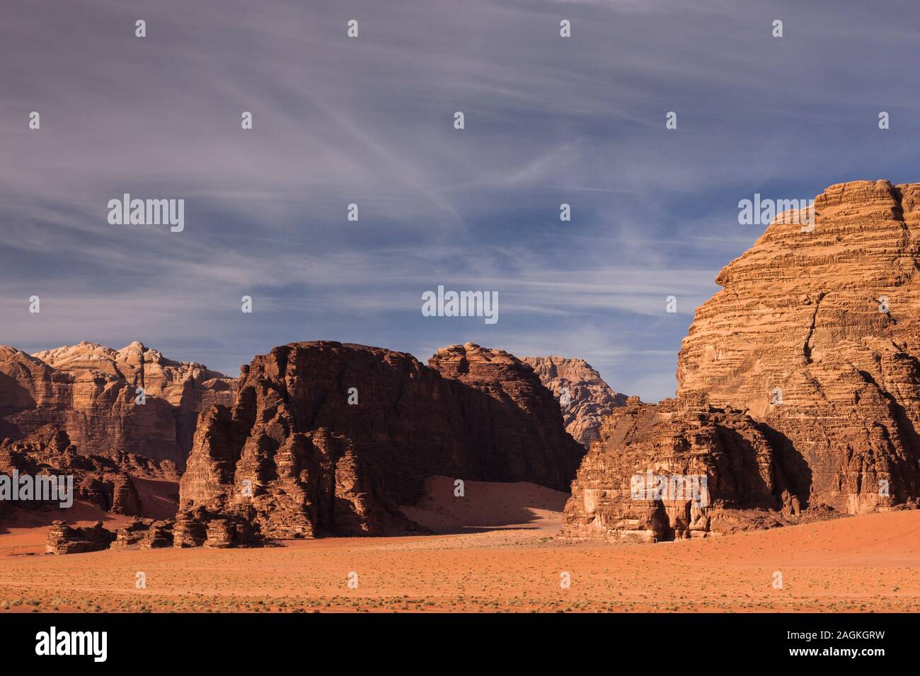 Wadi Rum, Landschaften mit sandiger Wüste und Blick auf erodierte felsige Berge, Jordanien, Mittlerer Osten, Asien Stockfoto