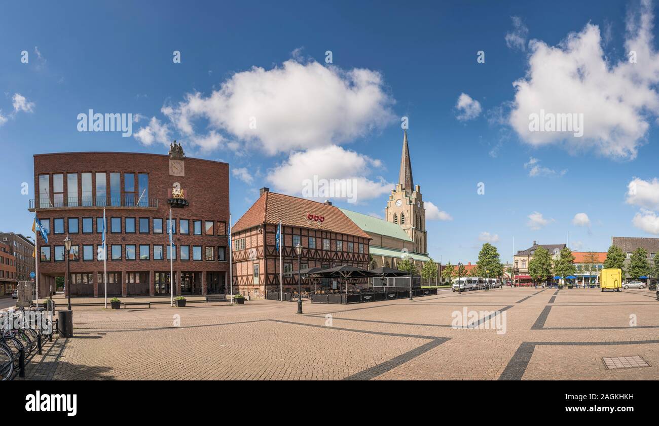 Blick auf das Rathaus und die St.-Nikolaus-Kirche bei Stora Torg Platz, Halmstad, Halland, Schweden, Skandinavien. Stockfoto