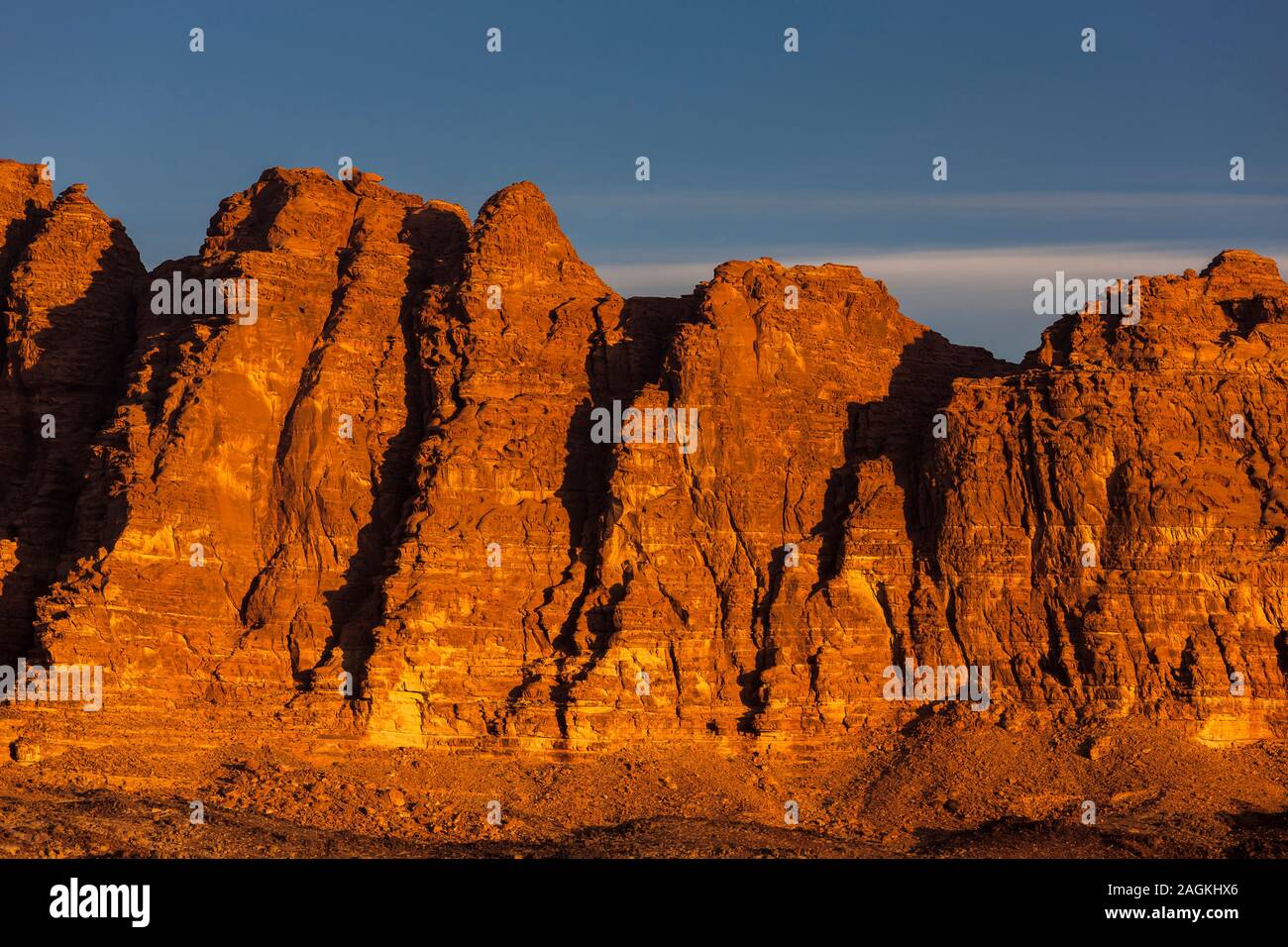 Wadi Rum, Landschaften mit sandiger Wüste und Blick auf erodierte felsige Berge, am Morgen leuchten, Jordanien, Mittlerer Osten, Asien Stockfoto