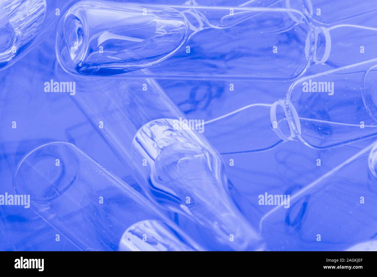 Glas medizinische Ampulle Durchstechflasche für die Injektion. Medizin ist Flüssigkeit Natriumchlorid mit wässriger Lösungen in der Ampulle. Close Up. Flaschen Ampulle multicolor. Stockfoto