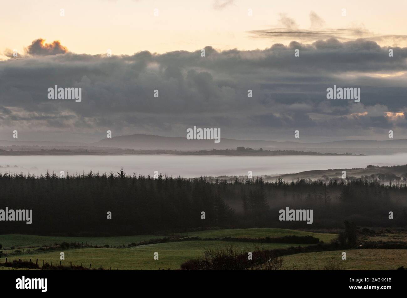 Ballydehob, West Cork, Irland. 20th Dez 2019. Eine Nebeldecke bedeckt Ballydehob nach einer Nacht von Temperaturen unter dem Gefrierpunkt. Quelle: AG News/Alamy Live News. Stockfoto