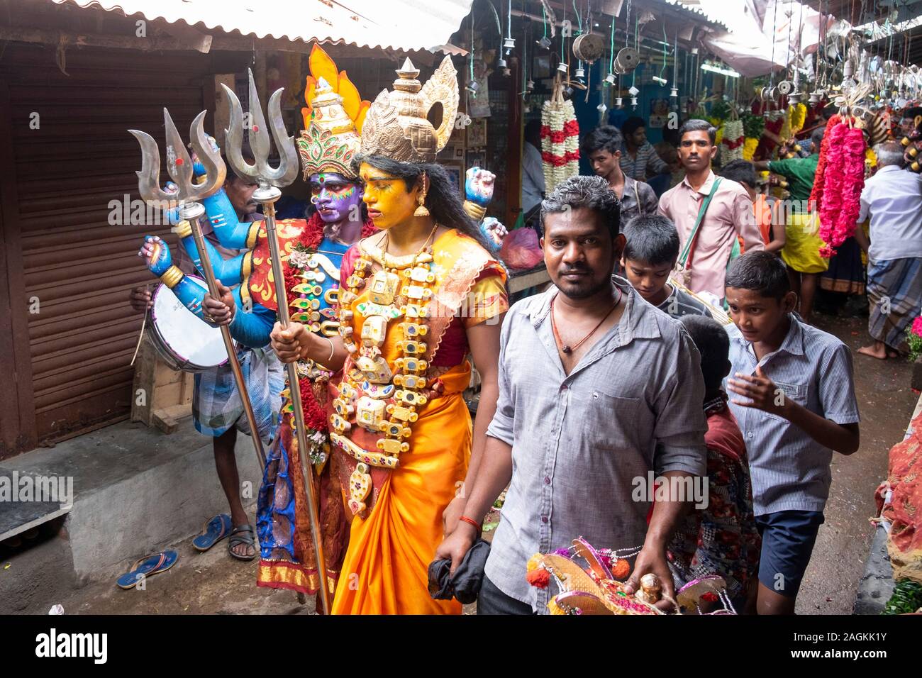 Gruppe gekleidet als Hindu Gottheiten zu Fuß durch Goubert Markt während des Religiösen fest, Puducherry, Tamil Nadu, Indien Stockfoto
