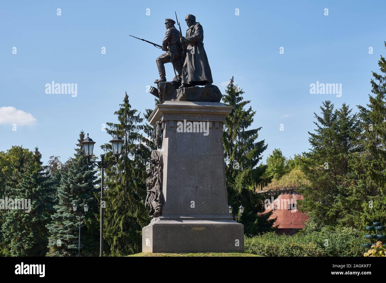 Denkmal für die russischen Soldaten im Ersten Weltkrieg, von Salavat Schtscherbakov, hinten die Mauern der Astronomische Bastion, Kaliningrad Stockfoto
